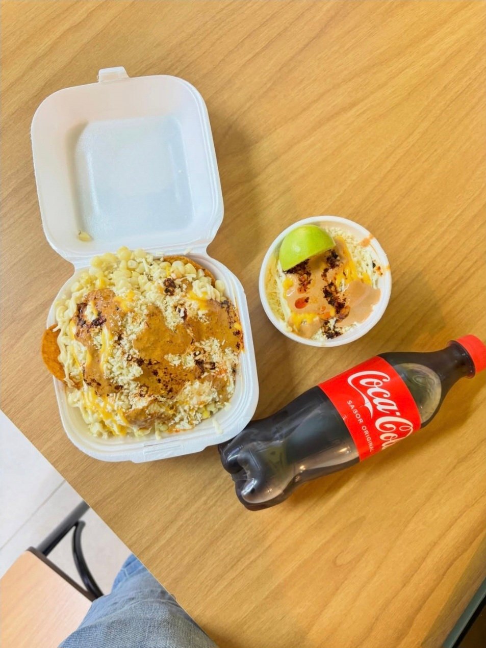 Charola de tostielotes acompañada de vaso de elote y Coca bien fría